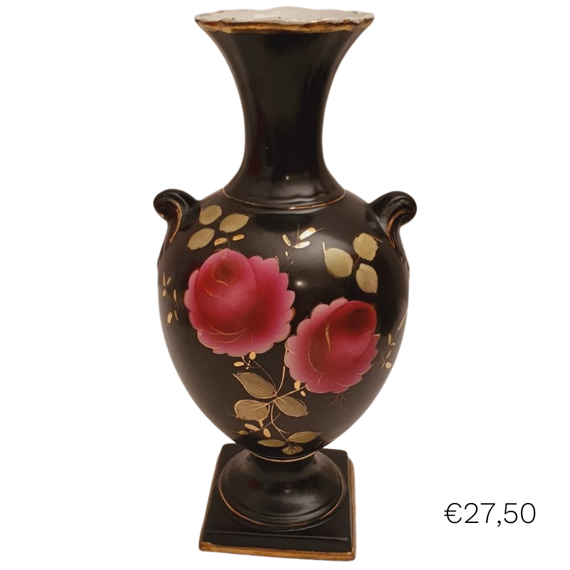 Vaas Blythe zwart met bloemen, twee stuks. Je kan ze uiteraard allebei bestellen, let wel op, de prijs is per stuk. Hoogte 22cm.
