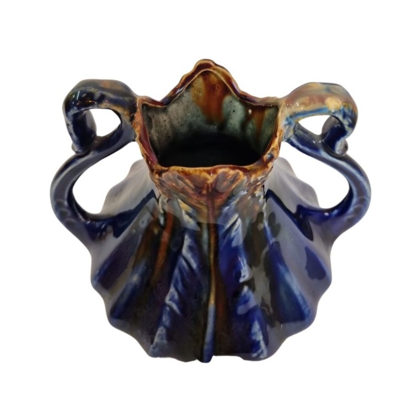 Vaas blauw Art Nouveau. Deze prachtige vaas is van rond 1910 en komt uit België. Vaas gebakken op 3 pootjes, herkenning van tijdperk.