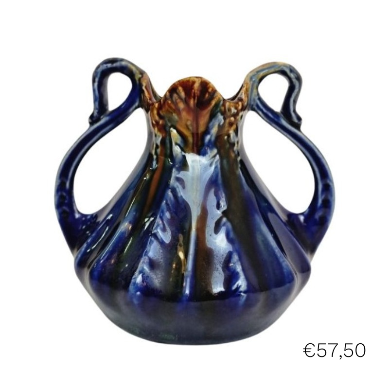 Vaas blauw Art Nouveau. Deze prachtige vaas is van rond 1910 en komt uit België. Vaas gebakken op 3 pootjes, herkenning van tijdperk.