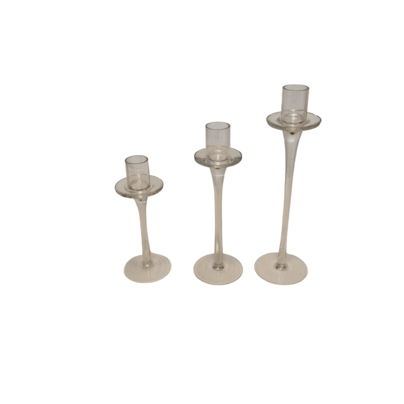 Tijdloze elegante set voor uw kaarsen. Omdat ze van glas zijn passen ze echt in ieder interieur zowel modern, landelijk als klassiek.