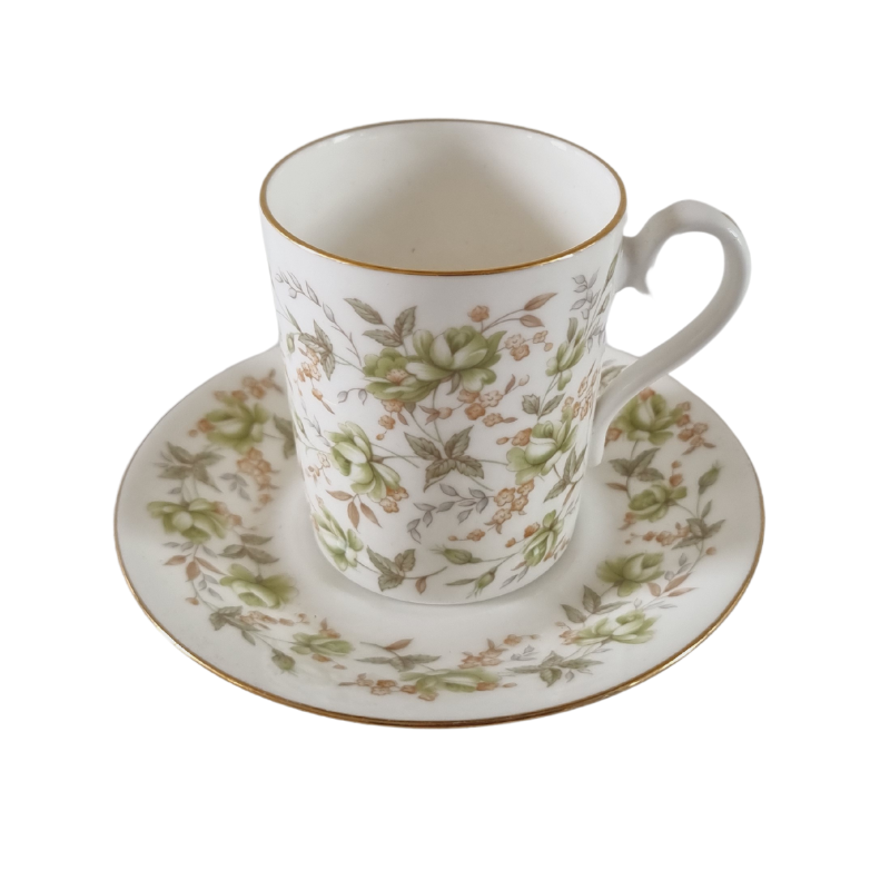 De Royal Albert Green Velvet kop en schotel is een elegant vintage porseleinen serviesstuk uit de Rose Chintz Series, uitgebracht in 1982.